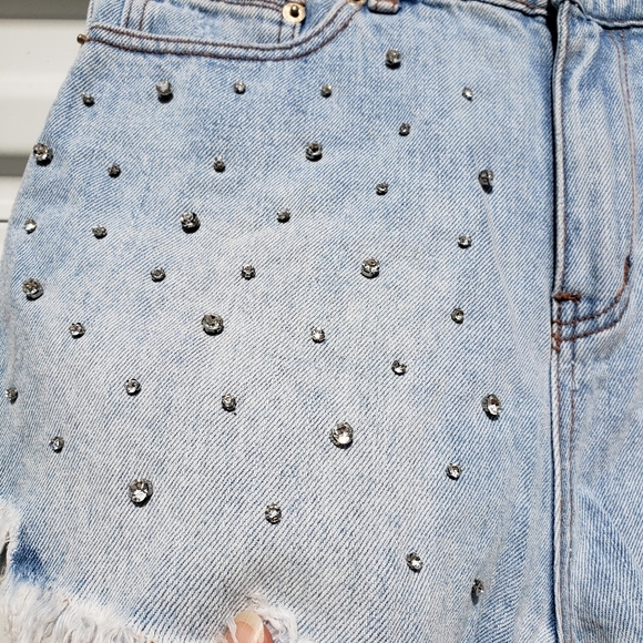 White Fox high rise raw hem acid wash jean shorts - Picture 3 of 9